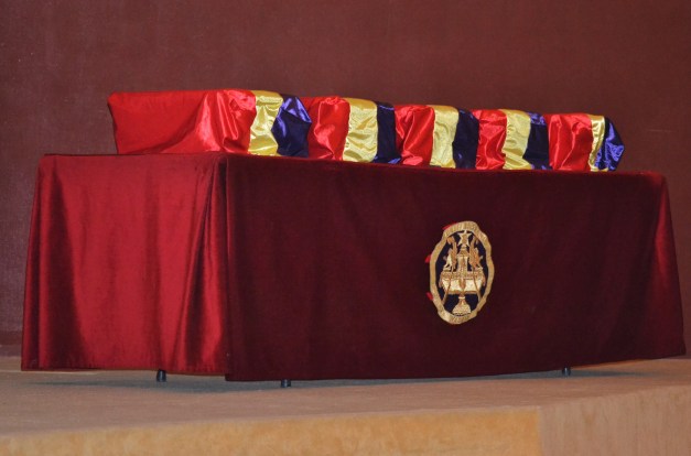 Las cajas que contienen los cinco restos.