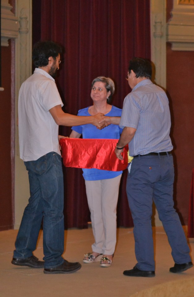 29 de junio de 2013: Mercedes, nieta de Miguel Carretero, recibe los restos de su abuelo. 