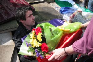 Antonio recibe los restos de su abuelo