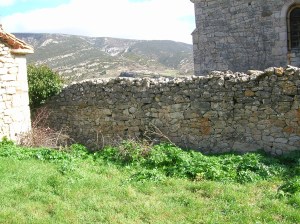Fuera del solar, en plena calle, se encontraron varios restos gracias al georadar y a testimonios de la gente del pueblo