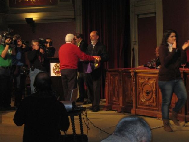 Julián de la Morena, recibiendo los restos de su abuelo de manos del forense Francisco Etxeberría