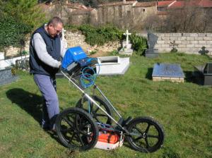 Antes de la excavación, los expertos utilizaron georadar para determinar el lugar exacto de cada resto