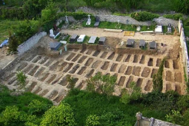 En la foto se aprecia la parcela y la zona en la que están los enterramientos nuevos. Debajo de uno de ellos se encuentran parcialmente los restos de David Ruiz, 73 años después de su muerte