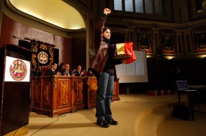 Eric Fernández Quintanilla, en el momento de recoger los restos de su abuelo, el 6 de marzo de 2010, en Madrid