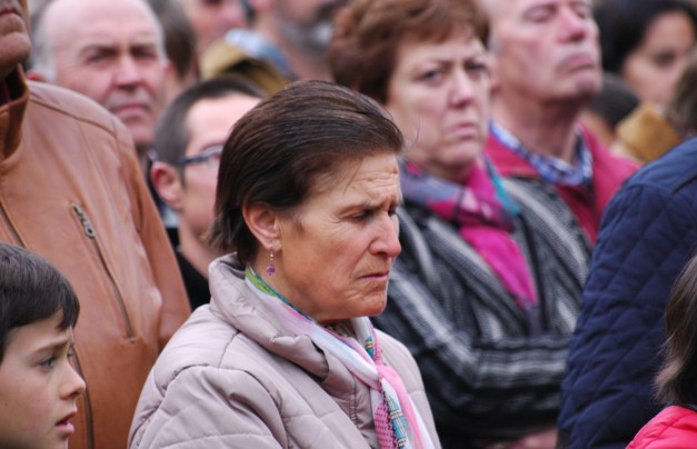 Ana, la nieta de Bernabé Ruiz, al que ya recuperó en 2010. Viene desde Jaén cada año. Antes cogía 5 autobuses para llegar a Valdenoceda. Esta vez tuvo más suerte y la pudieron traer