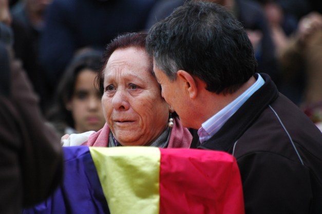 Juana, emocionada, con los restos de su abuelo. Pepe, junto a ella. Foto. José L. Sempere