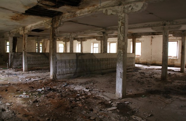 Visitamos la nave. 400 presos en cada galería. Sin camastros. Foto. José L. Sempere