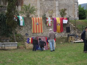 Mirando los nombres. Recordando. Foto: José M. gonzález