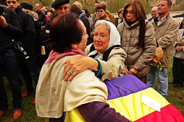 El abrazo. Esta foto ilustra bien el acto. Nora Morales, madre de un desaparecido en Argentina, abraza a Juana, nieta de un preso muerto en Valdenoceda, exhumado e identificado.