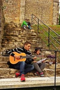 Pablo y Lucía cantan Huesos, de Pedro Guerra