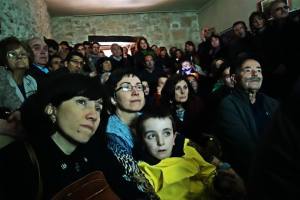 El salón parroquial, lleno a rebosar para escuchar a Luis Ríos y Jimi Jiménez, responsables de la exhumación y las identificaciones