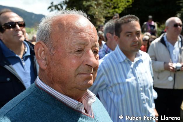 José espera, impaciente, la entrega de los restos de su padre, ante la atenta mirada de reojo de su hijo Emilio, nieto de Pedro Muñoz Pulido. Qué gran familia. Foto: Rubén Pérez Llarena