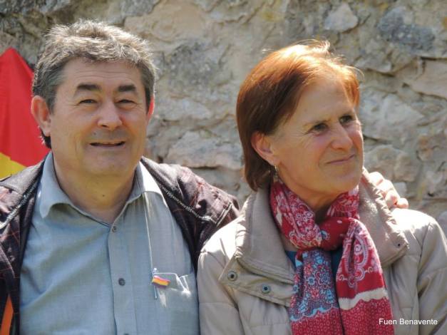 Ana, nieta de Bernabé Ruiz, con Pepe, va a entregar los restos de Nicasio Urbina. Foto: Fuen Benavente