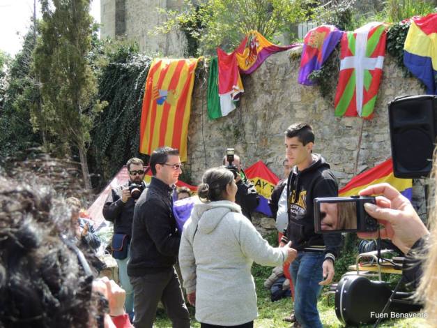 Diego, nieto de Ernesto, entrega los restos de Celedonio Molina a su nieta y su bisnieto. La hija de Celedonio murió hace dos semanas. Foto: Fuen Benavente