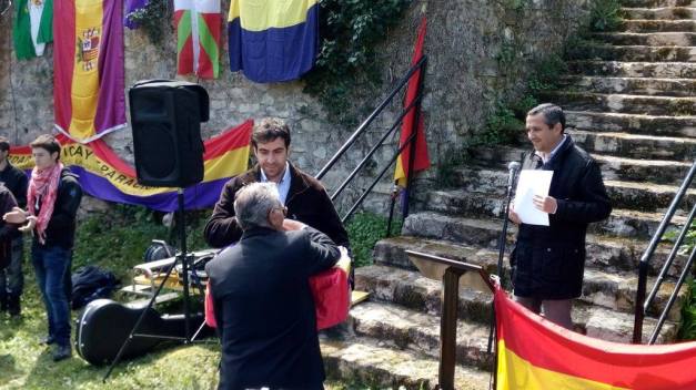 Javier Fresneda, Voluntario valdenoceda, entrega los restos de Agustín Delgado. Foto: Diego