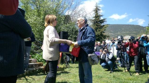 Paloma, nieta de un represaliado muerto en Valdenoceda, entrega los restos de Bonifacio García Alcalde