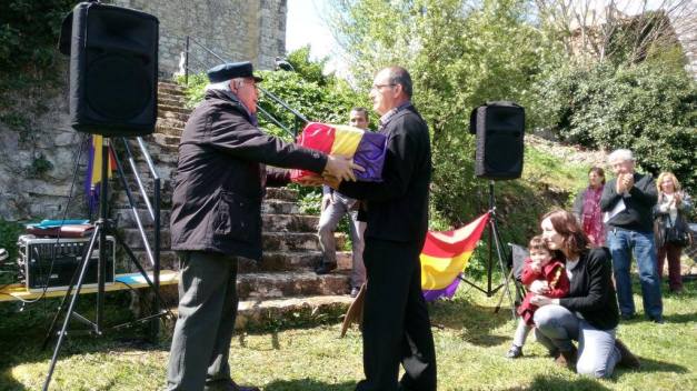 Fausto Canales entrega los restos de Gonzalo Muñoz Torres. Foto: Diego
