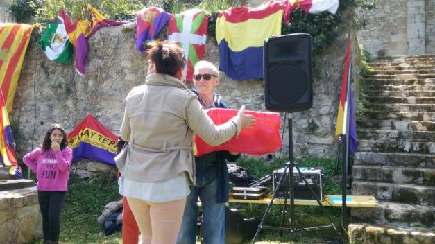 Pedro Grisaleña, nieto de un superviviente del penal, entrega a Santos los restos de José Carrasco