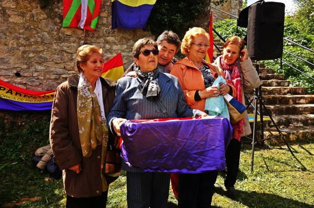 La familia de Nicasio Urbina recoge sus restos. Foto: Jokin Garmilla