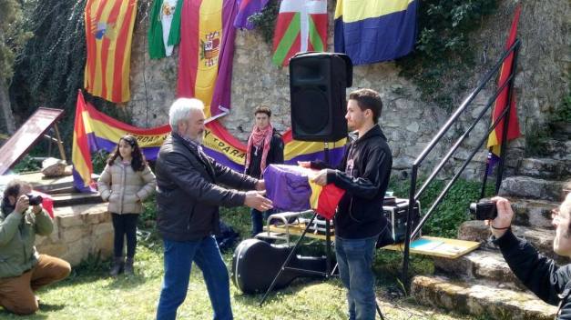 Carlos, nieto de Ernesto, superviviente en Valdenoceda, entrega los restos de Vicente Tercilla