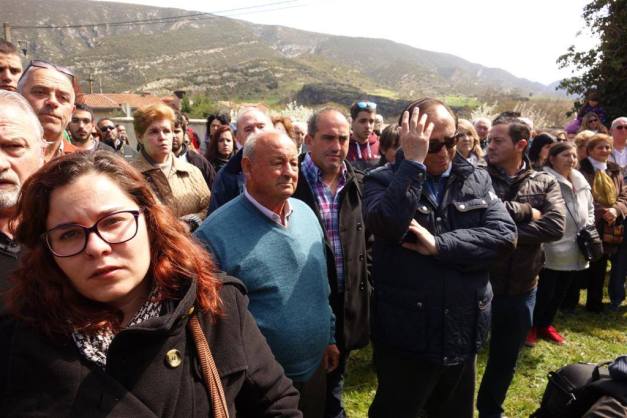 José espera recoger los restos de su padre. Foto: Jokin Garmilla