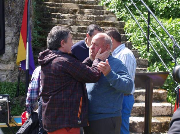 José acaba de recibir los restos de su padre. Se los lleva, para enterrarlos con su madre. ¿Quién puede estar en contra de esto? Foto: Santos