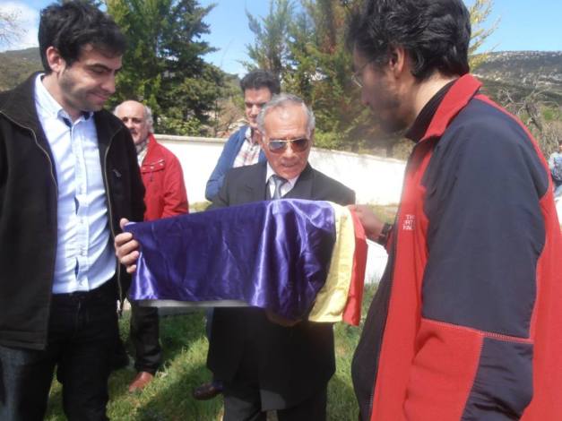 Juan recoge los restos de su abuelo Agustín. Ya están enterrados en su pueblo. Foto: Anabel Lapuente