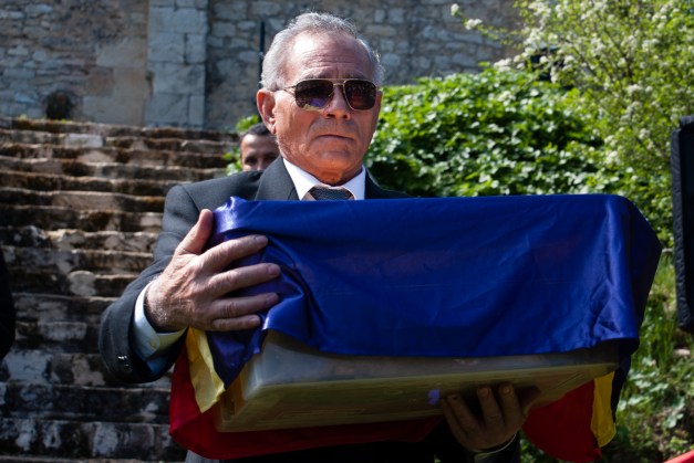 Juan, nieto de Agustín, con los restos del abuelo. Foto: Ana López