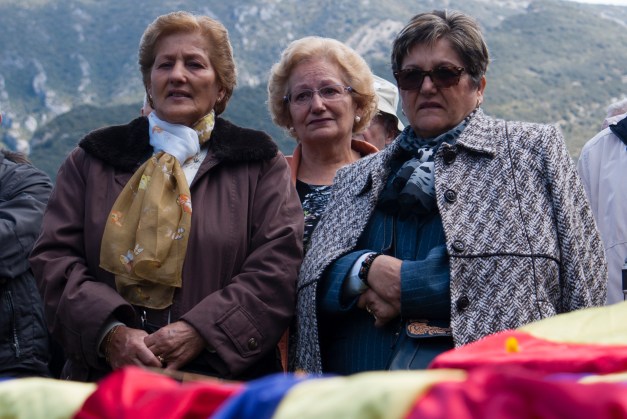 Las nietas de Nicasio esperan el momento. Foto: Ana López