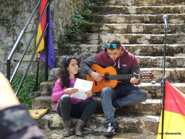 Pablo y Lucía cierran el acto, con la canción 'Huesos'. Foto: Fuen Benavente