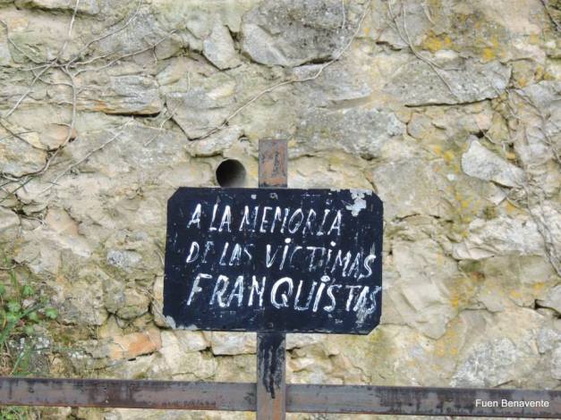 La primera placa que pusimos en Valdenoceda, hace más de 25 años.