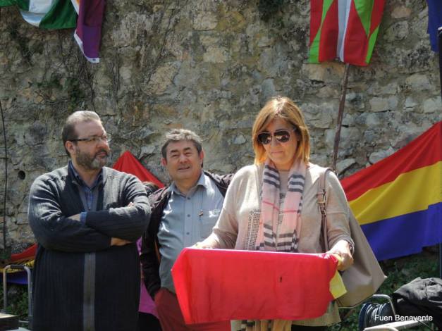 Luis y Paloma, preparados para entregar los restos de un represaliado. El abuelo de Paloma ya fue exhumado, identificado y entregado a su familia. Foto. Fuen Benavente