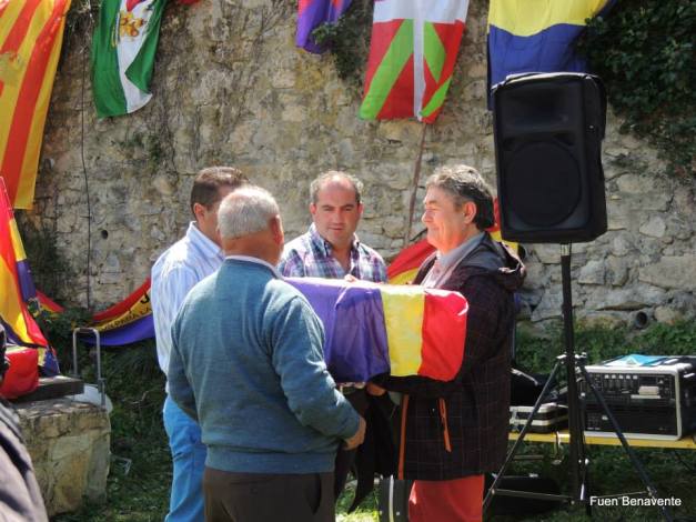 José Muñoz y sus hijos recogen los restos del padre de José, Pedro Muñoz Pulido. Foto: Fuen Benavente