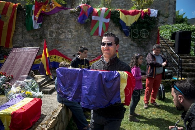 Recogiendo los restos de Celedonio Molina, para llevarlos al pueblo. Foto: Alvaro Minguito